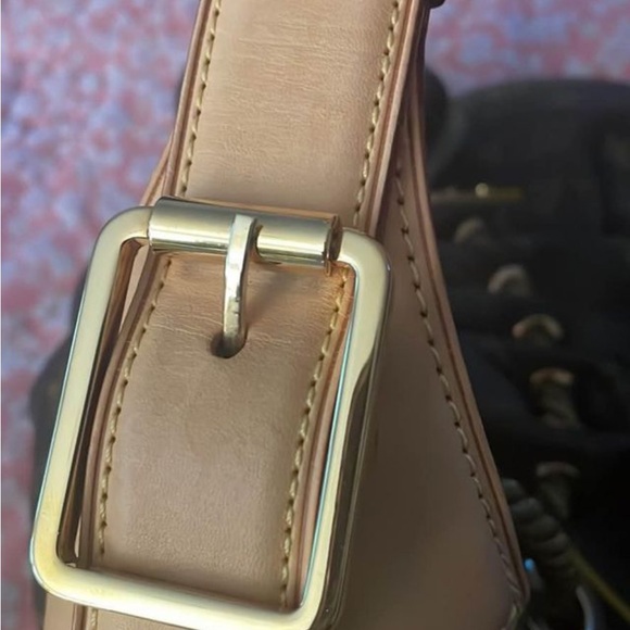 Louis Vuitton Collection 2009 Spring/Summer Kalahari Handbag. - Picture 3 of 10